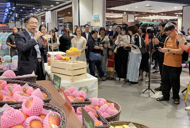台南市長黃偉哲(前左)5日在馬來西亞吉隆坡大力宣傳台南產的愛文、金煌等芒果上架當地大型連鎖超市,現場香氣四溢,吸引許多民眾駐足選購。(台南市政府提供)中央社記者張榮祥台南傳真 114年7月5日