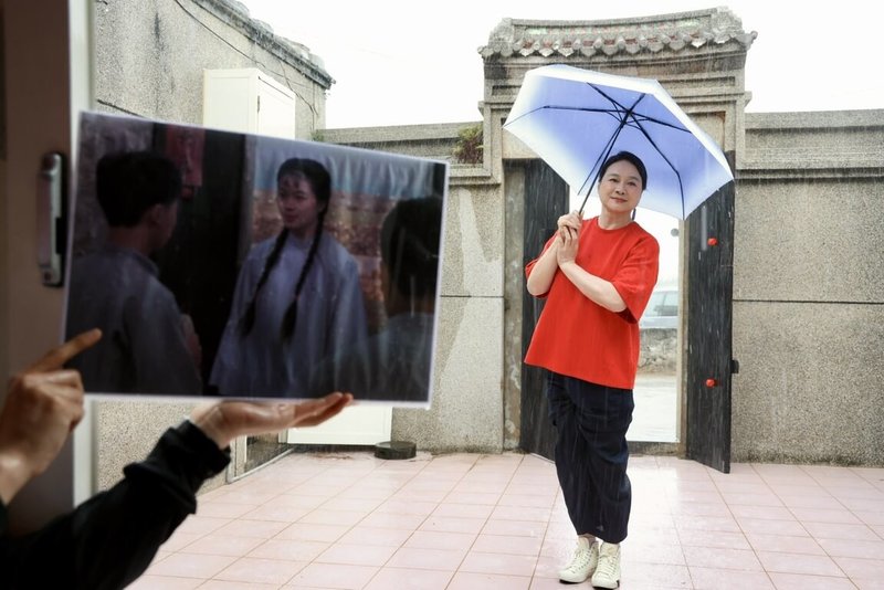影后陸小芬應邀走訪澎湖,5日重返當年電影「桂花巷」取景地,持傘再現經典畫面。(文化部提供)中央社記者王寶兒傳真 114年7月5日