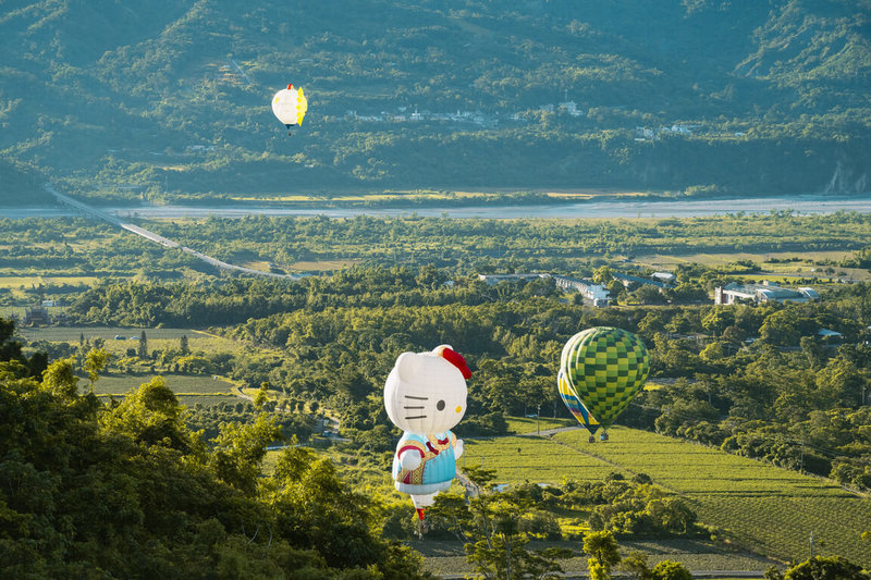 台東熱氣球嘉年華5日清晨開幕,下午就受颱風外圍環流影響當地開始降雨,經專業飛行團隊評估不利於熱氣球作業,台東縣府緊急公告5日下午至6日的活動取消。圖為5日上午的開幕活動中各式熱氣球展現身影的畫面。(台東縣府提供)中央社記者張祈傳真 114年7月5日