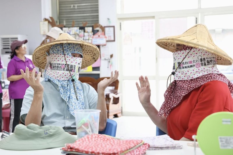文化部長李遠(前左)與影后陸小芬(右)5日一同走訪澎湖,親自體驗澎湖婦女「包頭巾」造型,李遠笑稱成了「蒙面俠」。(文化部提供)中央社記者王寶兒傳真 114年7月5日