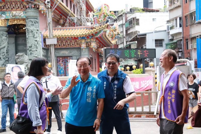 大罷免進入第3階段,國民黨新北市立委林德福(前左2)5日正式啟動政策說明會,首場選在永和保福宮旁座談,與鄉親面對面溝通,爭取支持。(林德福服務處提供)中央社記者黃旭昇新北市傳真 114年7月5日