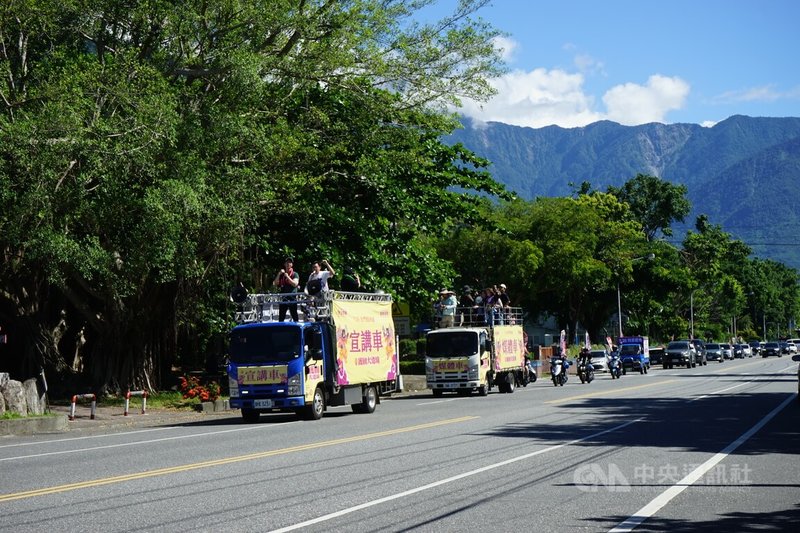 反共護台志工聯盟發起的「護國大遶境」5日進入第2天車隊掃街,上午從花蓮縣吉安鄉出發一路往南。中央社記者張祈攝 114年7月5日