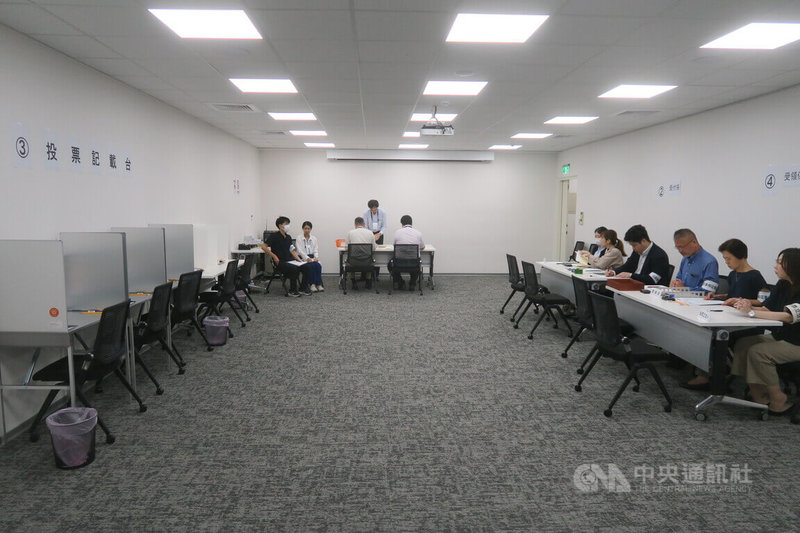 日本首度在日本台灣交流協會台北事務所設置投票所,位於交流協會內的投票所設置身分驗證、領票、投票區、交付選票區。中央社記者吳書緯攝 114年7月5日