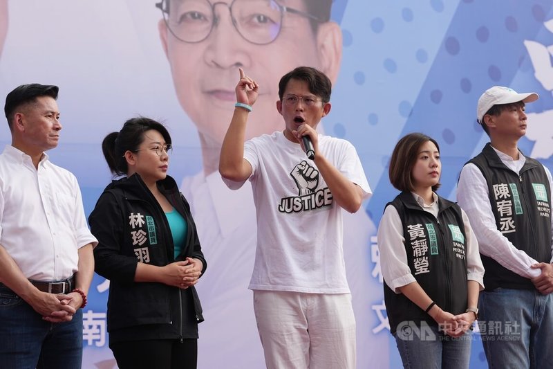 國民黨台北市黨部5日在台北市民廣場舉辦「反惡罷!7/26出門投票不同意罷免」活動,民眾黨主席黃國昌(中)也現身聲援。中央社記者徐肇昌攝 114年7月5日