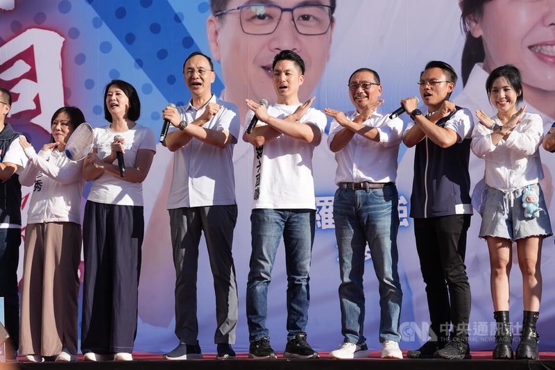 國民黨台北市黨部5日舉辦「反惡罷!7/26出門投票不同意罷免」活動,國民黨主席朱立倫(右5)與新北市長侯友宜(右3)、台北市長蔣萬安(右4)等人在台上以手勢共同呼籲民眾反罷免。中央社記者徐肇昌攝 114年7月5日