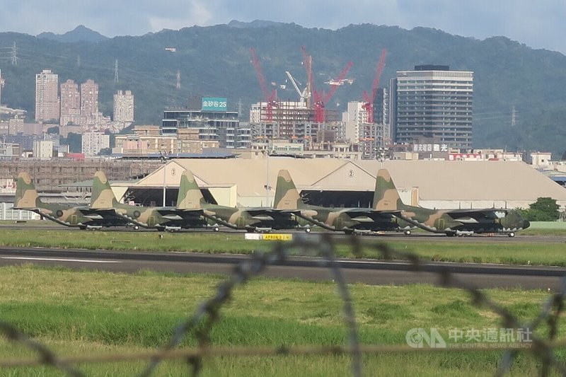 空軍5架C-130H運輸機5日同時停放在松山機場。中央社記者吳書緯攝 114年7月5日