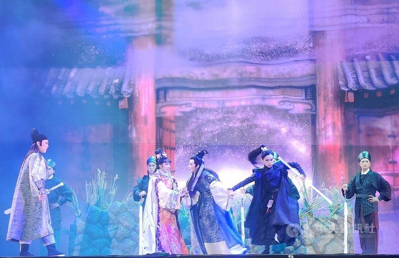 文化部「2025文化平權巡演-庄頭劇場 藝日限定」離島場5日晚間在澎湖馬公推出星光版「孟婆客棧:世紀婚禮」,吸引民眾參與。中央社 114年7月5日