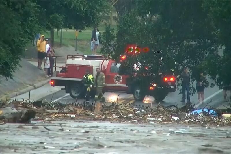 美國德州克爾郡突發洪水釀災,消防人員4日趕赴救援。(ABC Affiliate KSAT via 路透社)