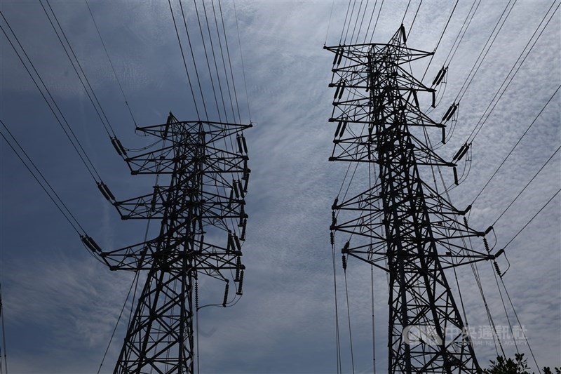 因應颱風丹娜絲逐漸進逼,台電今天表示,完成防災設備及備料盤點,並部署逾4000名搶修人力待命。(中央社檔案照片)