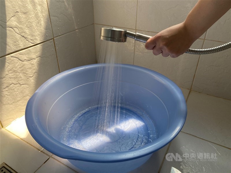 颱風丹娜絲逼近台灣,台水今天提醒民眾,颱風豪雨可能導致原水濁度升高,或因停電等突發事件影響供水,建議提前儲水備用。(中央社檔案照片)