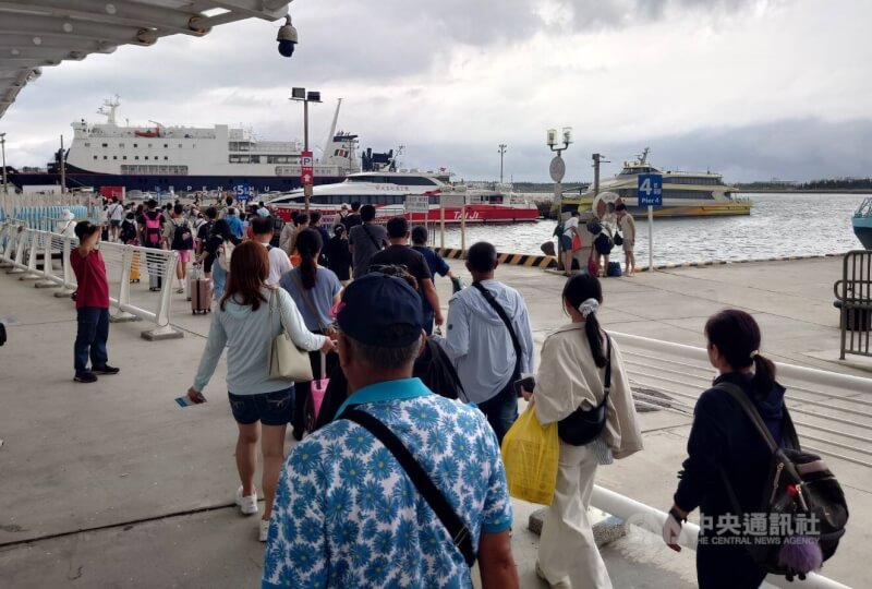 颱風丹娜絲持續進逼,台灣港務公司馬公辦事處統計,航行高雄馬公航線的「澎湖輪」5日下午4時載運403名旅客返高;航行布袋馬公航線的百麗航運與滿天星海運等8艘交通船下午近5時許全數出航,載有2993人返台。中央社 114年7月5日