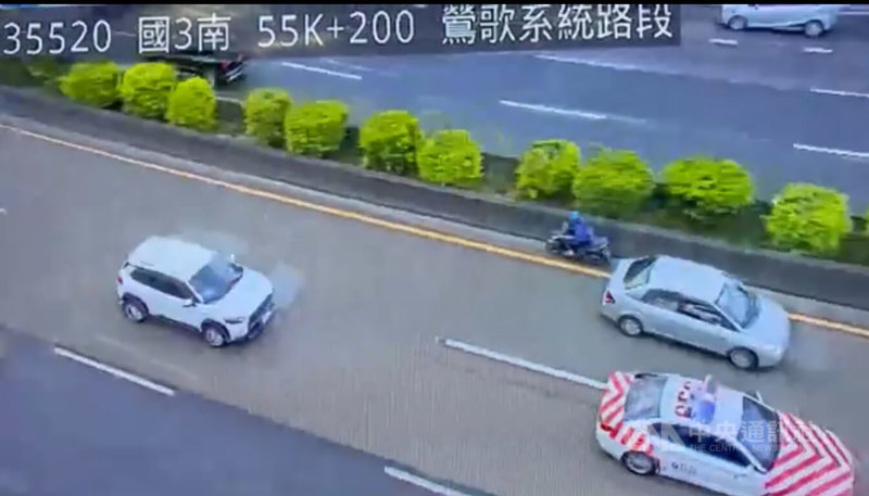 一名男子上午騎機車由國道3號南向72公里高原交流道路段駛入,一路逆向往北、過程中任意變換車道,警方全線封閉、2度攔截才成功將他攔停,經向家屬了解,男子疑有精神障礙,後續將調查是否誤闖還是刻意。(翻攝照片)中央社記者葉臻傳真 114年7月5日