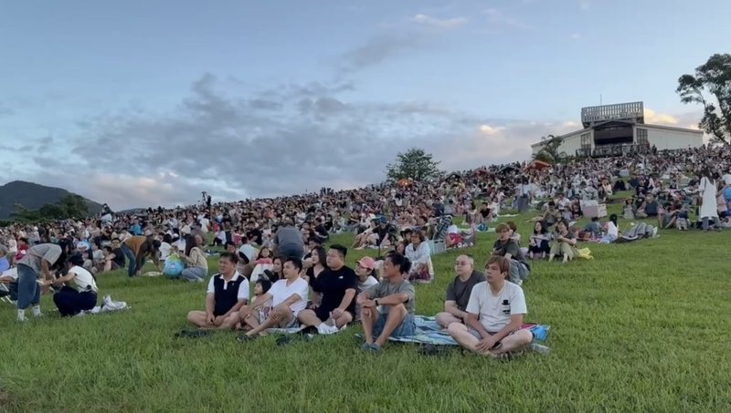 2025台灣國際熱氣球嘉年華5日清晨如期在台東鹿野高台開幕,一早就有許多遊客到場參與活動。(民眾提供)中央社記者張祈傳真 114年7月5日