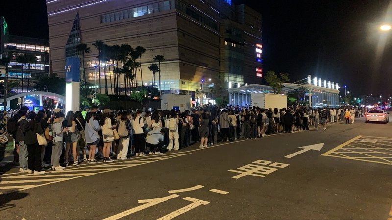 高雄啤酒音樂節4日至6日在高雄夢時代前廣場舉行,4日首日吸引大量人潮。(高雄捷運公司提供)中央社記者蔡孟妤傳真 114年7月5日