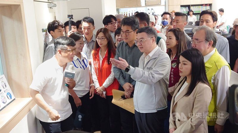 行政院長卓榮泰（前右2）5日視察斗南鎮農會精米工場，了解公糧儲備情形，國民黨立委張嘉郡（前右）、民進黨立委劉建國（前右3）等人陪同。中央社記者蔡智明攝  114年7月5日