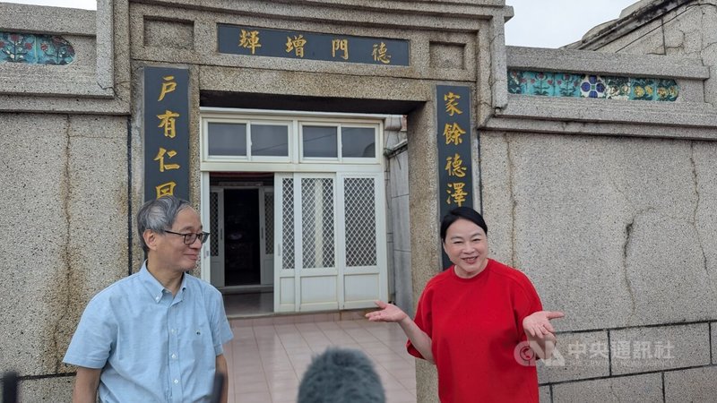 文化部長李遠(左)邀請影后陸小芬(右)造訪澎湖,為百大文化基地「名人路線」打頭陣,並重回陸小芬出演電影「桂花巷」拍攝場地。中央社記者王寶兒攝 114年7月5日