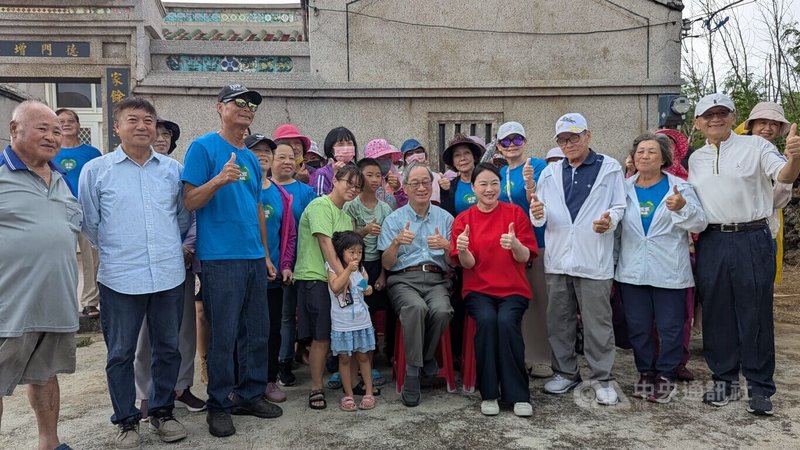 時隔多年,影后陸小芬(前右4)應文化部長李遠(前右5)之邀走訪澎湖,重返當年「桂花巷」拍攝場景之一的菓葉村許氏古厝,受到當地民眾熱烈歡迎。中央社記者王寶兒攝 114年7月5日