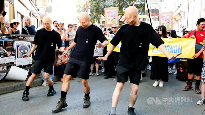 第59屆外亞維儂藝術節正熱烈展開,未來3週將呈現舞蹈、劇場、偶戲、馬戲、音樂會等超過1700場風格各異的獨立作品。圖為本屆官方代表台灣的「身體處方」於遊行活動中即興舞蹈。中央社記者李若韻亞維儂攝 114年7月5日