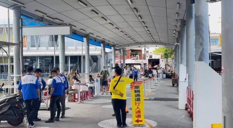 颱風丹娜絲逐步接近,屏東往返小琉球船班原訂6日才停航,但因海象迅速惡化,各船公司紛紛提前5日末班船時間,同時不少遊客取消或延後行程,令東港碼頭看來十分冷清。(民眾提供)中央社記者黃郁菁傳真 114年7月5日