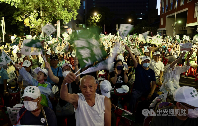 反共護台志工聯盟5日晚間在立法院外舉行「罷免是愛.反共護台晚會」,吸引大批支持罷免民眾到場參與,賣力揮舞旗幟表達力挺。中央社記者張皓安攝 114年7月5日