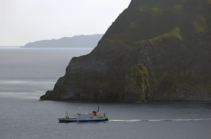 日本鹿兒島縣十島村惡石島居民4日搭乘渡輪撤離。(共同社)