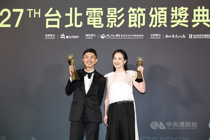 2025台北電影節5日晚間在台北中山堂頒獎,泰國籍演員萬洛.隆甘迦(Wanlop Rungkumjad)(左)、與台灣女星高伊玲(右)分獲最佳男、女主角,2人開心合影。 中央社記者翁睿坤攝 114年7月5日