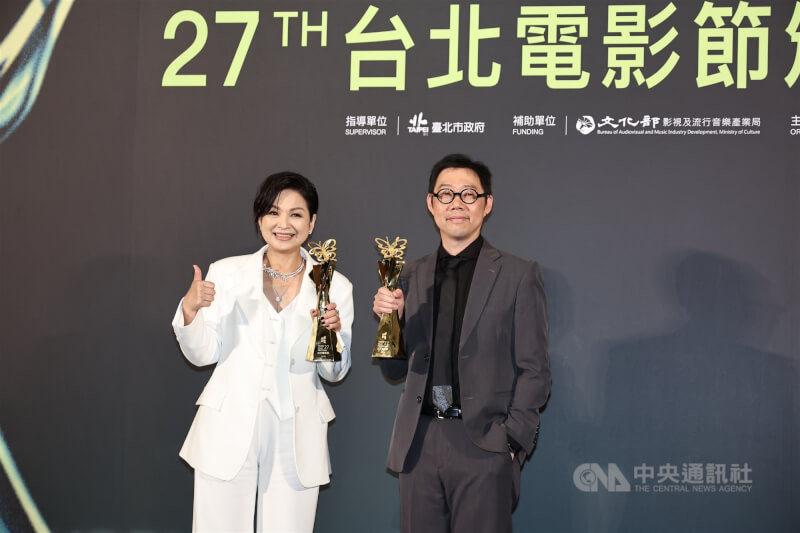 導演林書宇(右)以劇情長片「小雁與吳愛麗」榮獲最佳編劇,與同片最佳女配角楊貴媚(左)於頒獎後開心合影。中央社記者翁睿坤攝 114年7月5日