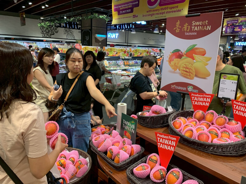 台南的芒果在馬來西亞大型連鎖超市上架後,吸引大量民眾駐足、購買。(台南市政府提供)