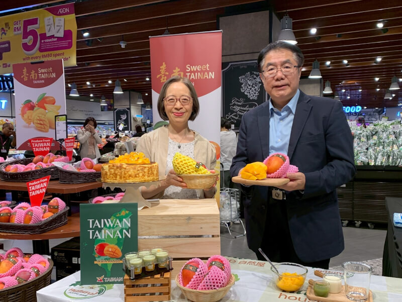 台南市長黃偉哲(右)赴馬來西亞宣傳促銷台南農產品,駐馬來西亞代表葉非比(左)陪同出席。(台南市政府提供)