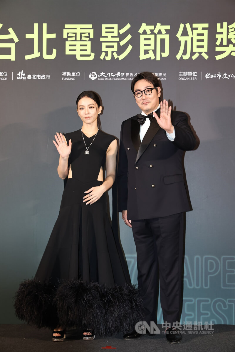 韓國影帝趙震雄(右)與演員宋芸樺(左)一同擔任台北電影節頒獎人。中央社記者翁睿坤攝 114年7月5日