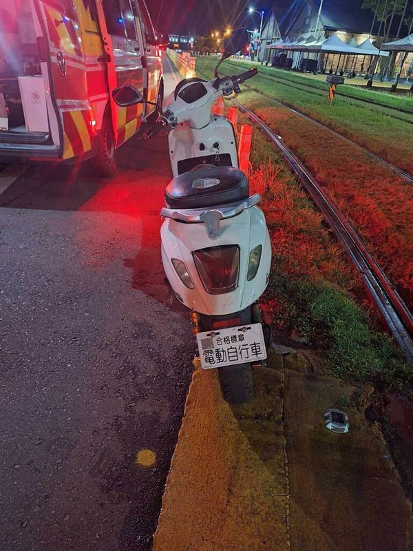 高雄李姓男子4日晚間騎乘電動二輪車行經鼓山區一處輕軌路口,擦撞輕軌灑水圓筒後自摔輕傷,警方依過失妨害舟車行駛安全罪、公共危險罪送辦。(高雄市鼓山警分局提供)中央社記者洪學廣傳真 114年7月5日