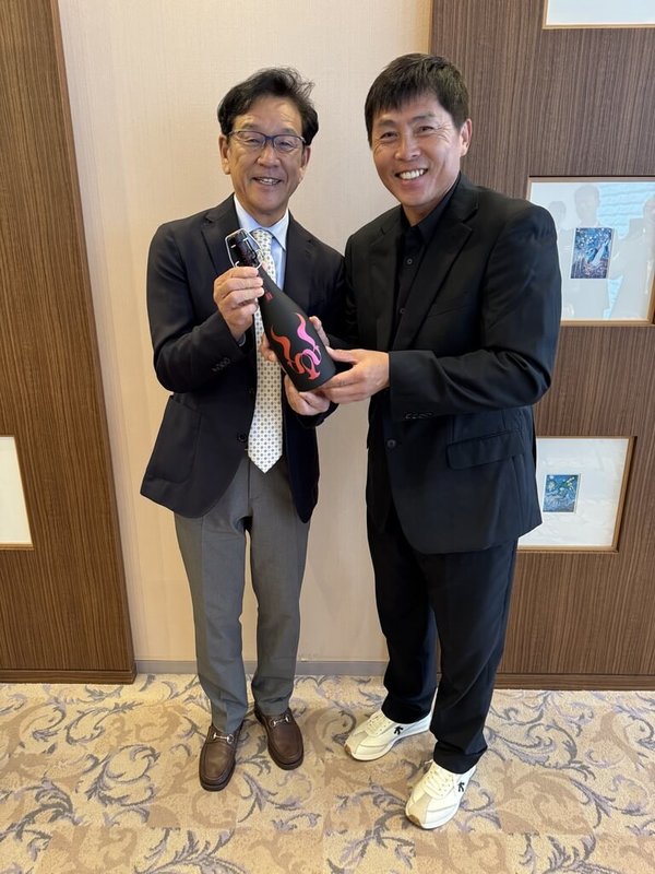中華職棒味全龍隊5日表示，球團赴日本進行參訪行程，與北海道日本火腿鬥士隊團隊進行交流，龍隊總教練葉君璋（右）與火腿隊首席棒球總管（CBO）栗山英樹（左）相見歡。（味全龍隊提供）中央社記者楊啟芳傳真  114年7月5日