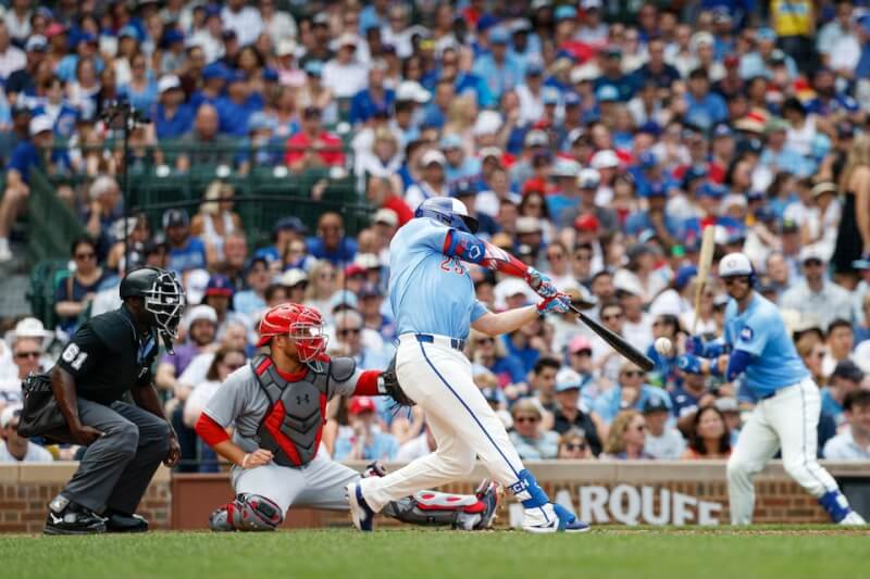 美國職棒大聯盟MLB芝加哥小熊4日揮出8支全壘打創隊史紀錄,其中球員布希(中)轟出3響砲,成為隊中首位在單場比賽揮出3支全壘打的一壘手。(路透社)