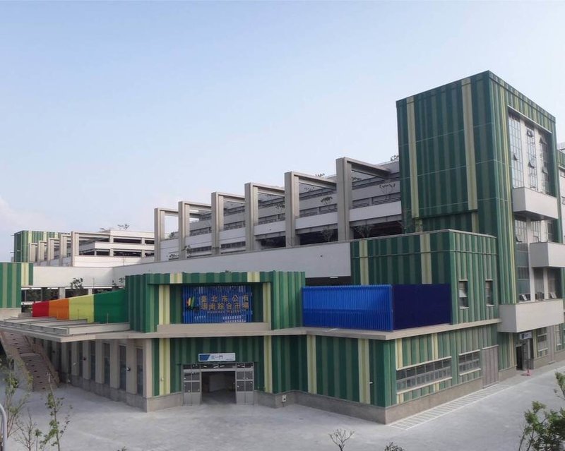 台北市議員指剛啟用環南市場停電次數多,導致攤販使用食材及冰箱損壞,市場處回應,已全面檢測高壓電盤皆正常,將持續加強巡檢保養。圖為環南市場外觀。(市場處提供)中央社記者劉建邦傳真 114年7月5日