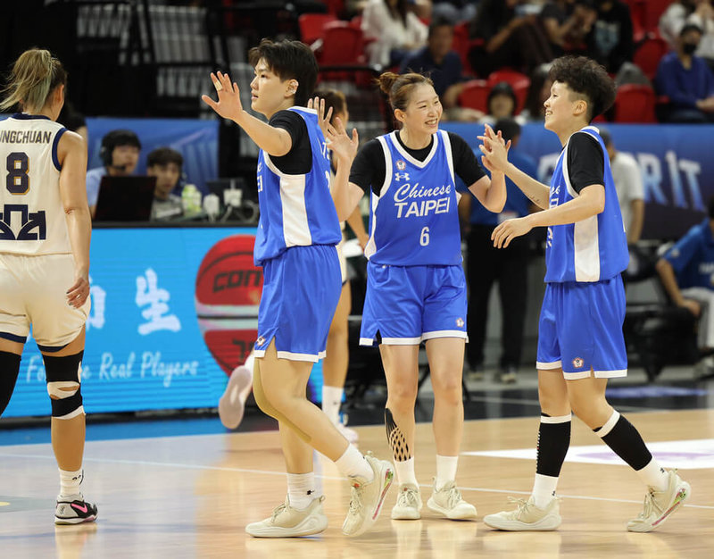 台灣世大運女籃培訓隊5日在雙北瓊斯盃國際籃球邀請賽迎戰泰國,在全員皆有留下得分紀錄情況下,尤其後衛黃巧鈞(右2)單場飆進4記三分球、投11中5,貢獻全隊最高14分,終場以100比41痛宰對手,獲本屆瓊斯盃第2勝。(籃協提供)中央社記者陳容琛傳真 114年7月5日