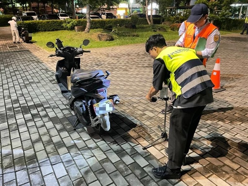 台中市警察局6日表示,結合環保及監理單位聯合稽查,114年1月至6月共攔檢437輛疑似改裝噪音車,當場裁罰123輛,裁罰金額高達新台幣40萬8000元。(警方提供)中央社記者郝雪卿傳真 114年7月6日