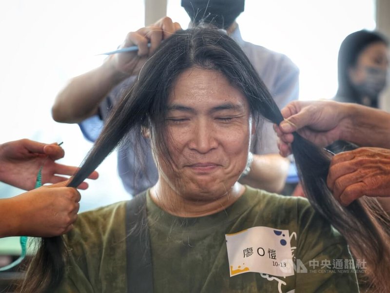 癌症希望基金會6日在台北舉辦「首望相助-希望從頭開始」募髮行動,百名捐髮者齊聚一堂,年齡從5歲到60多歲,不僅有小男生蓄髮,還有成年男士捐出長髮。中央社記者趙世勳攝 114年7月6日