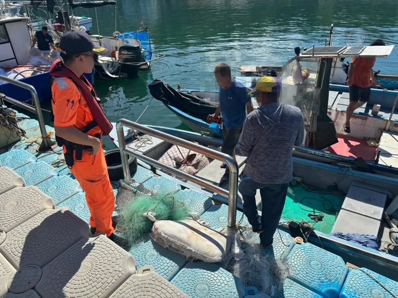 颱風丹娜絲逼近,海巡署金馬澎分署各岸、海巡隊整備各項防災救援,並前往岸際巡邏及勸導觀浪民眾,呼籲民眾切勿進入警戒區域,以免發生意外。(海巡署金馬澎分署第七岸巡隊提供)中央社 114年7月6日
