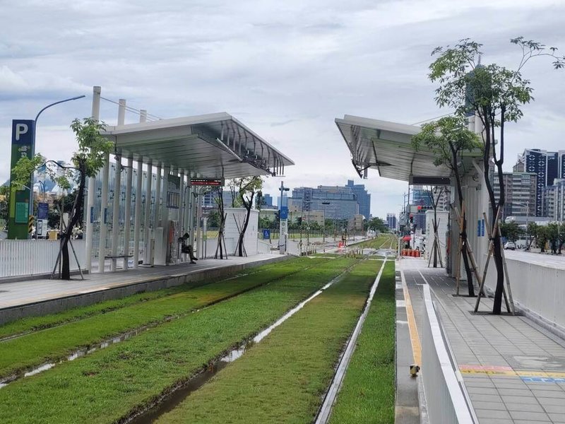 颱風丹娜絲逼近,高雄捷運公司6日表示,中央氣象署預估中午過後風力已達輕軌停駛標準,輕軌系統將於下午3時停駛。(高雄捷運公司提供)中央社記者蔡孟妤傳真 114年7月6日