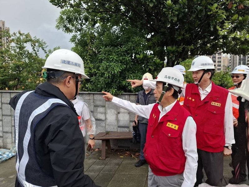 颱風丹娜絲逼近,高雄市副市長林欽榮(前右2)6日視察市區路樹加固作業、捷運Y16站體工程防汛及三民區寶業里滯洪池。(高雄市水利局提供)中央社記者張已亷傳真 114年7月6日