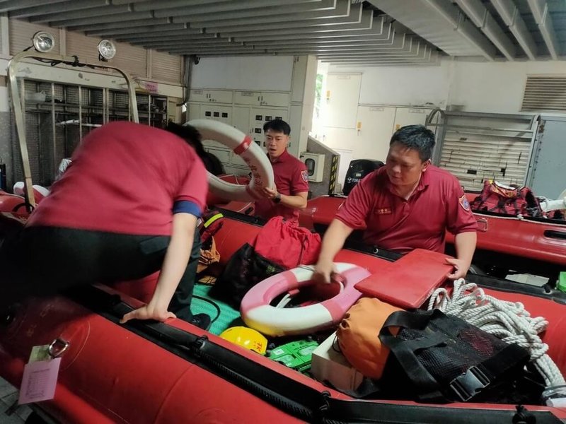 颱風丹娜絲6日已增強為中颱,台北市消防局呼籲,民眾應進行各項防颱整備及應變工作,風雨顯著期間避免外出、到山區或沿海從事旅遊活動,以防止危險。(台北市消防局提供)中央社記者黃麗芸傳真 114年7月6日