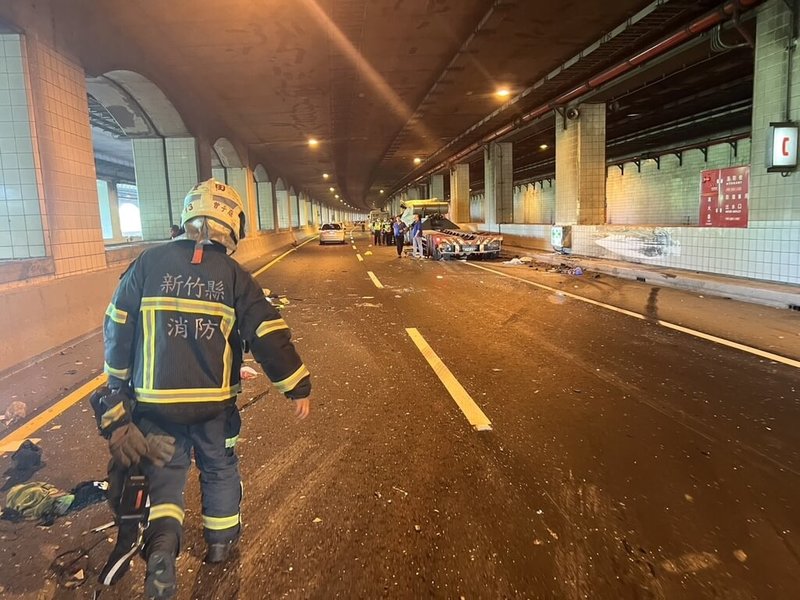 新竹縣西濱快速公路鳳鼻尾隧道北上車道6日上午發生車禍,1輛聯結車疑先自撞後碰撞1輛自小客車。警消獲報到場,聯結車駕駛明顯死亡,小客車駕駛輕傷送醫。(新竹縣消防局提供)中央社記者魯鋼駿傳真 114年7月6日