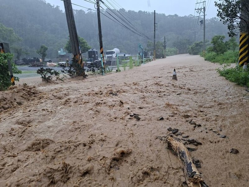 颱風丹娜絲帶來豪雨,屏東縣牡丹鄉6日累積雨量已破400毫米,鄉內多處淹水,泥水一度淹沒道路。(民眾提供)中央社記者黃郁菁傳真 114年7月6日