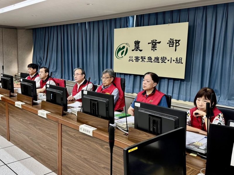 因應颱風丹娜絲來襲,農業部6日召開緊急應變小組工作會報,部長陳駿季(右3)指出,各單位務必嚴陣以待,全面部署各項防災應變措施,預防複合性災害發生(農業部提供)中央社記者張雄風傳真 114年7月6日