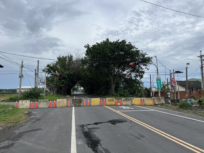 颱風丹娜絲襲台,雲林縣崙背鄉154縣道豐榮至舊庄路段6日下午預防性封路,提醒用路人注意並提早改道。(警方提供) 中央社記者姜宜菁傳真 114年7月6日