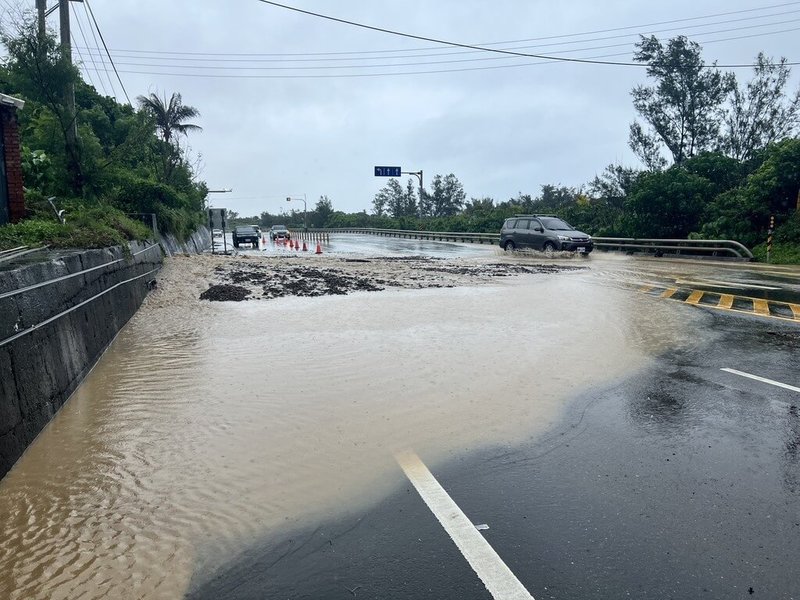 受颱風丹娜絲影響,台東地區6日雨勢未歇,台9線南迴公路多處土石流,所幸面積不大,南興往安朔路段(台9線425K)土石流影響南下車道,公路局動用怪手排除,雙向車道短暫管制。(民眾提供)中央社記者盧太城台東傳真 114年7月6日