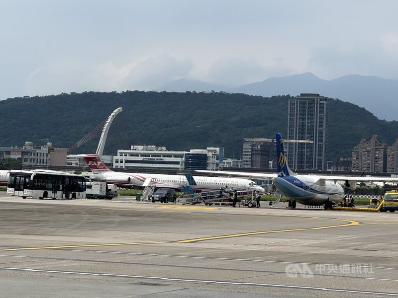 遠東航空停飛後，有5架客機停放在松山機場，由於有部分聲音認為停留費應按照國內線費率計算，因此交通部修法公告除籍客機等一率按照國際線費率計算。中央社記者余曉涵攝  114年7月6日