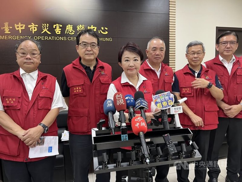 颱風丹娜絲持續沿台灣海峽北上,台中市長盧秀燕(左3)6日在消防局接受媒體聯訪表示,由於此颱行徑特殊、速度快,為讓市民有更多時間準備防颱,提早宣布7日停班停課訊息。中央社記者郝雪卿攝 114年7月6日