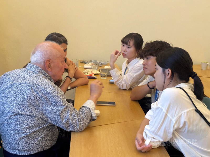 維基媒體基金會捷克分會推動「長者編寫維基百科」計畫,鼓勵銀髮族「退而不休」,為維基百科編撰文章。台南護專學生與長者交流,思考如何將此經驗帶回台灣,推動在地化的社會創新實踐。中央社記者劉郁葶布拉格攝 114年7月6日