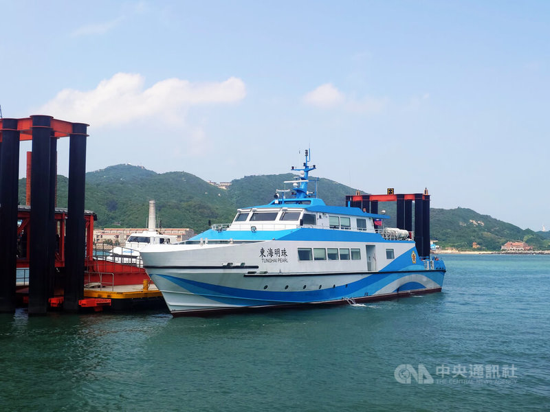 連江縣政府6日表示，受颱風丹娜絲逼近影響，兩馬小三通及往各島、台灣海空航運都暫停，導致約2000名旅客滯留。圖為行駛南竿與莒光間的島際交通船「東海明珠」。中央社記者潘欣彤攝  114年7月6日
